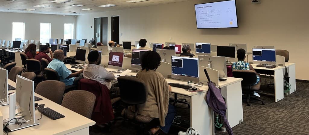 Students at BioRacc workstations during a Linux common-commands training session